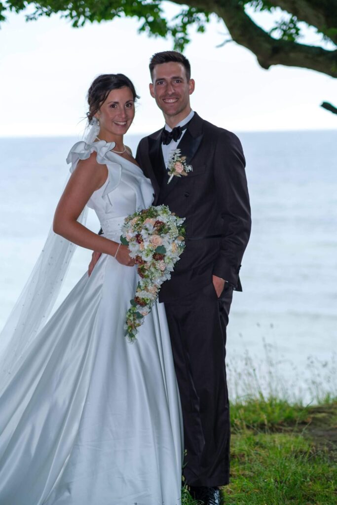 Brudepar ved vandet - Emily og Jacob