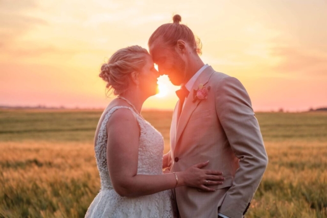 Brudepar i solnedgang (1)