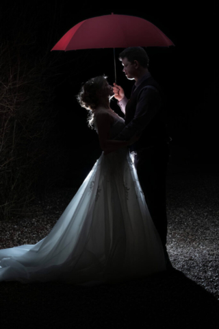 Brudepar under paraply nat (1)