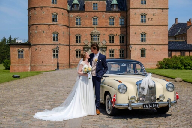 Brudepar ved bil og herregård (1)