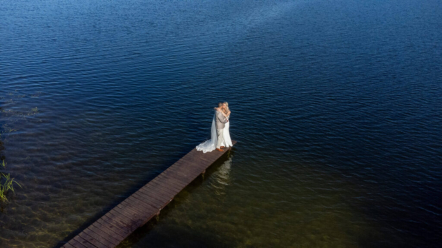 Brudepar ved så på badebro