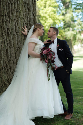 Brudepar ved træ (1)