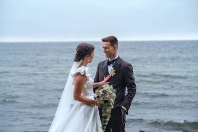 Brudepar ved vand (1)