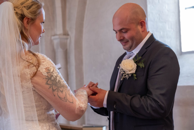 Bryllup - Ringe gives på i kirke