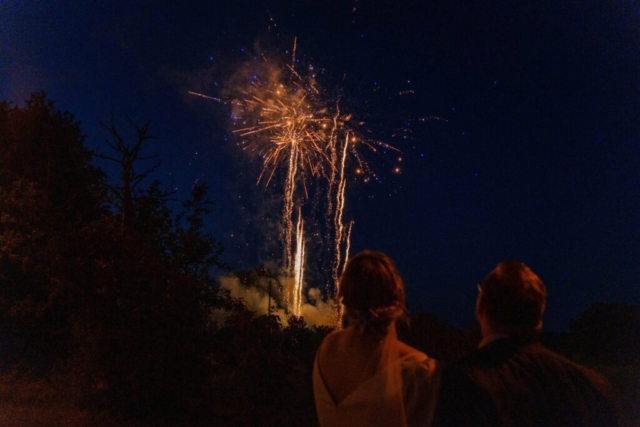 Fyrværkeri med brudepar (1)