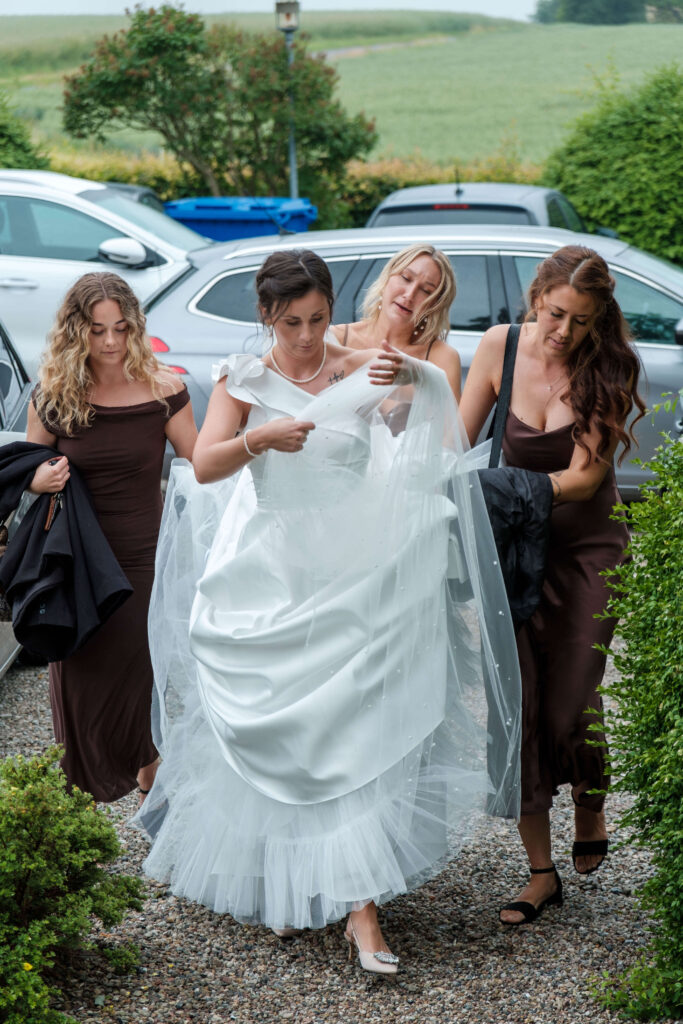 Bruden ankommer til kirken