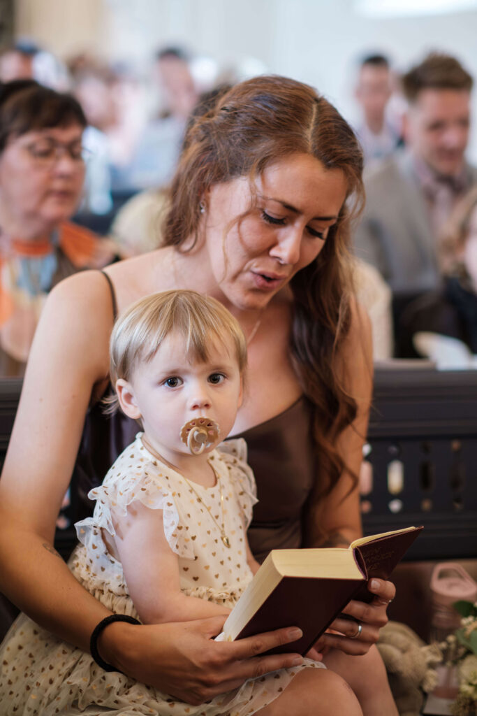 Brudepiger synger i kirken