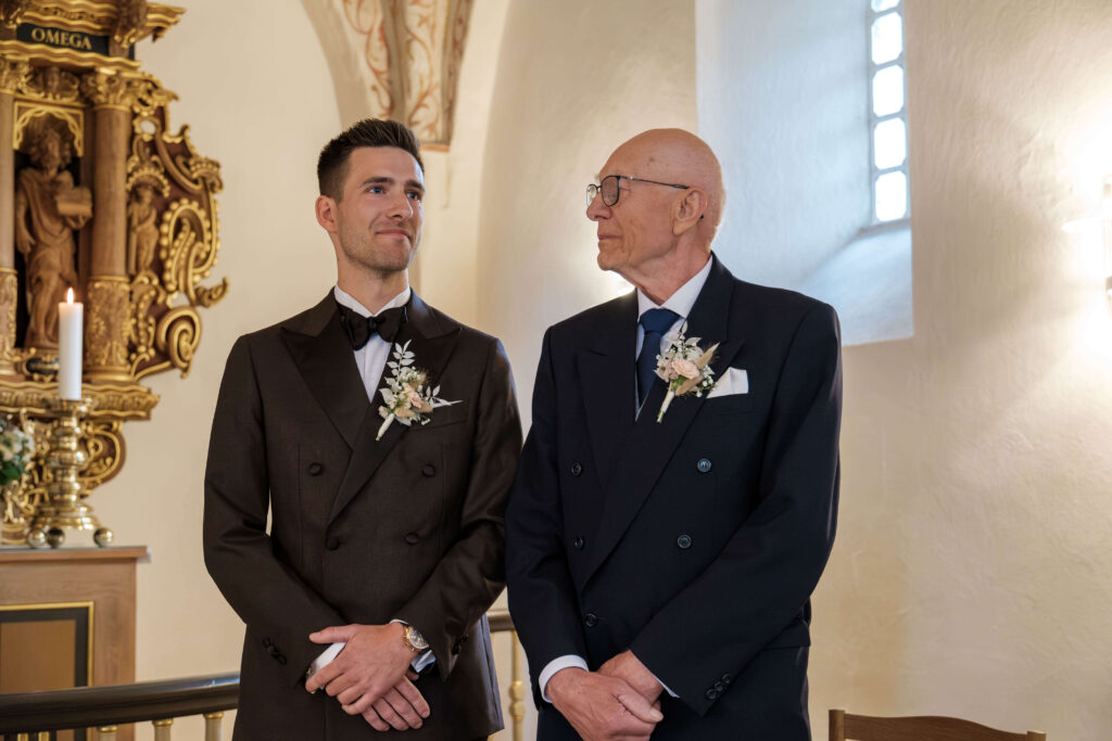 Gommen venter på bruden