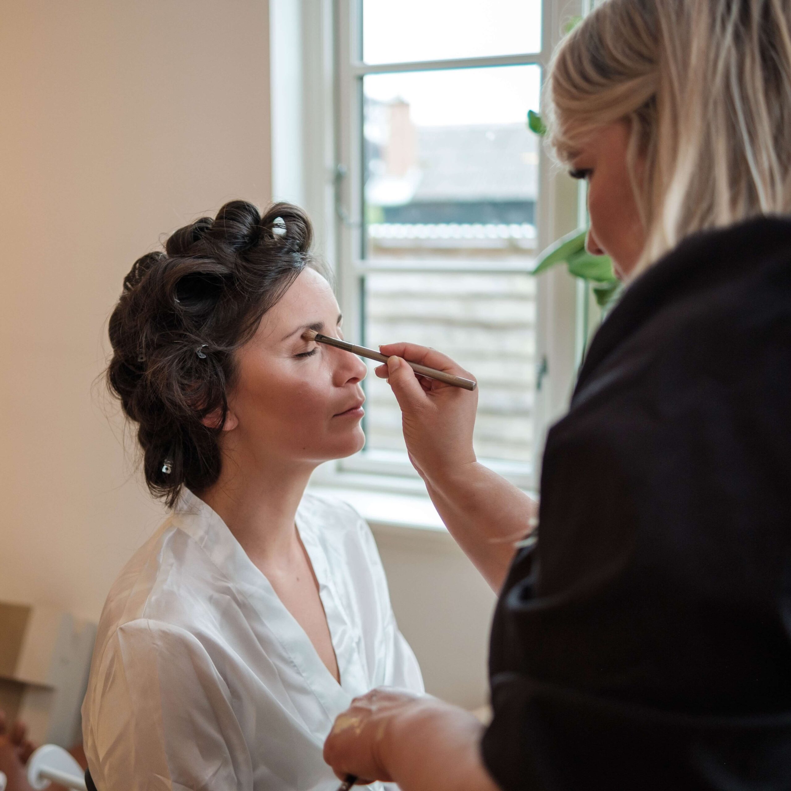 Brud får lagt makeup