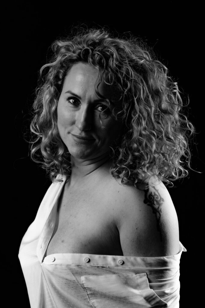 Kvinde i skjorte - Boudoir foto - fotograf Kenneth Skovlyng