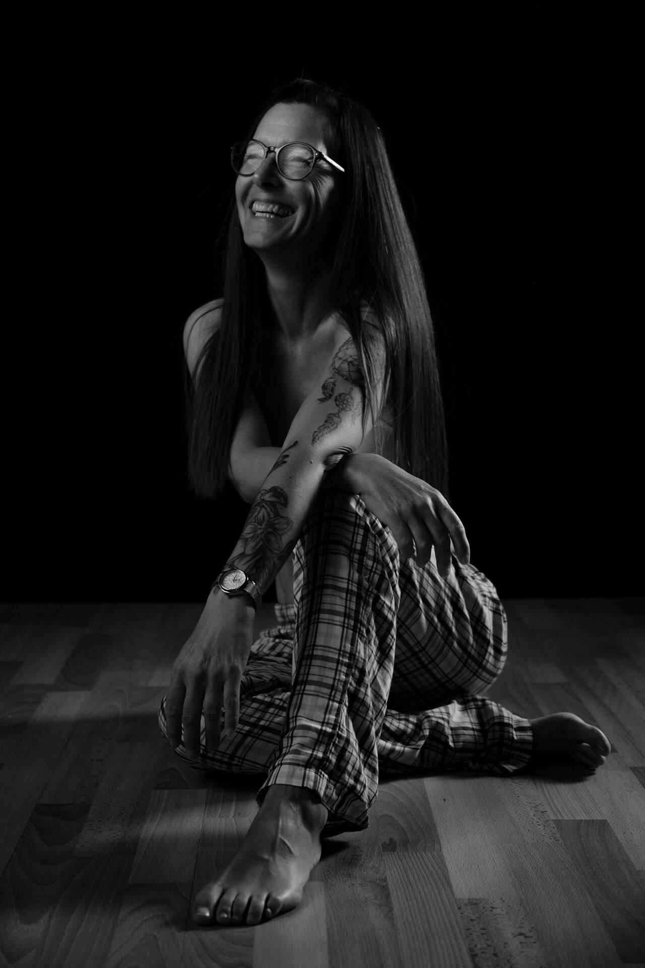 kvinde sidder på gulv i natbukser - Boudoir foto - fotograf Kenneth Skovlyng