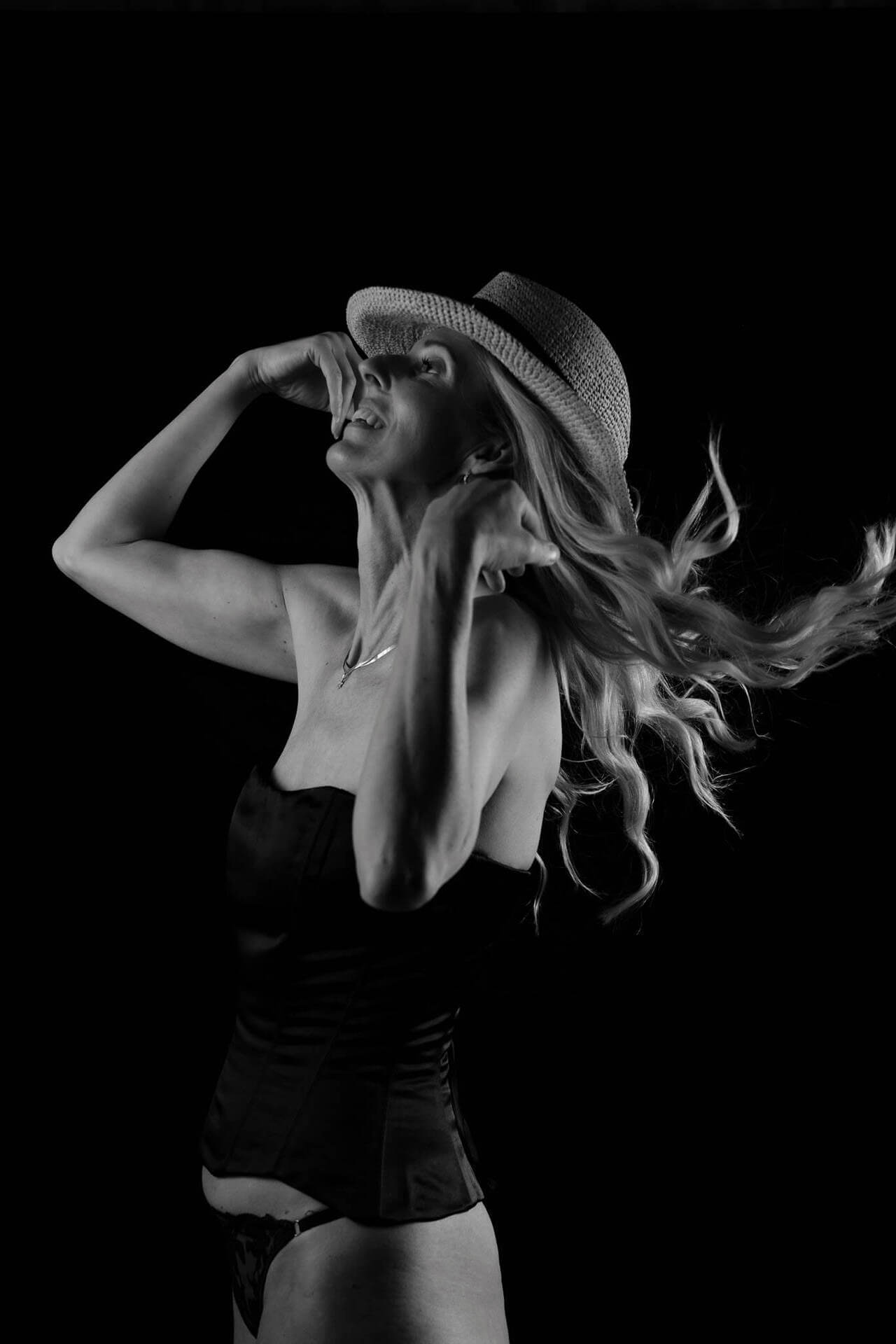 kvinde med stråhat - Boudoir foto - fotograf Kenneth Skovlyng